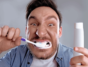 خطرات مسواک زدن بیش از حد دندان ها